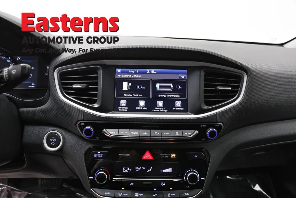 Used 2019 White Hyundai Base image 12