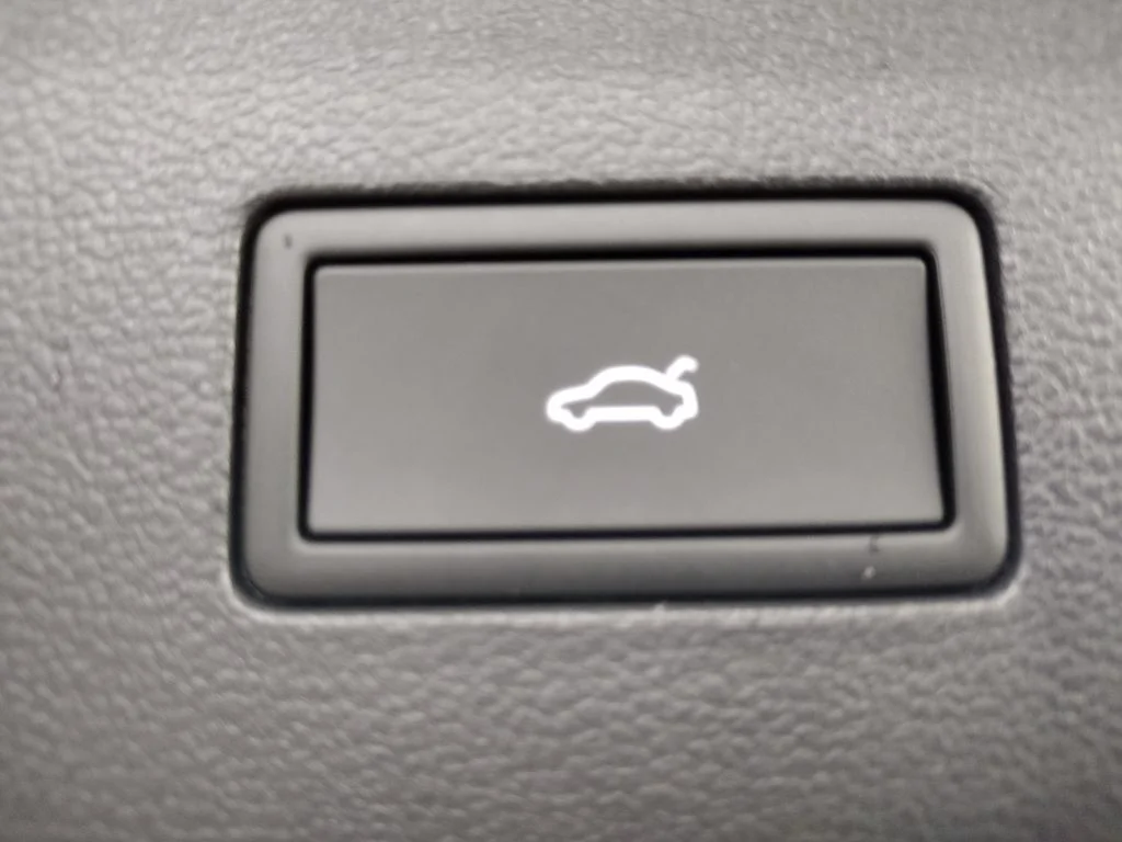 New 2026 Black Volkswagen 2.0T SE w/Technology image 19