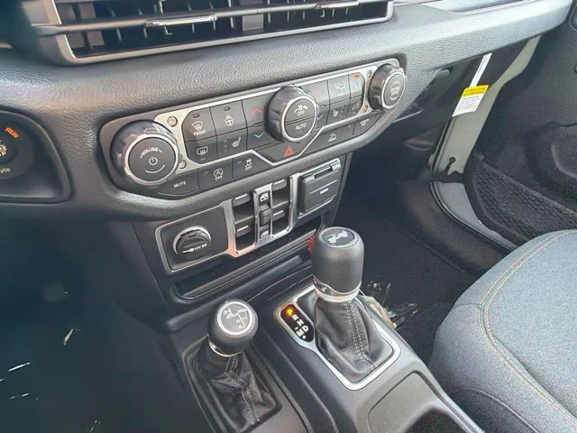 New 2027 White/off-white Jeep Sport S image 18