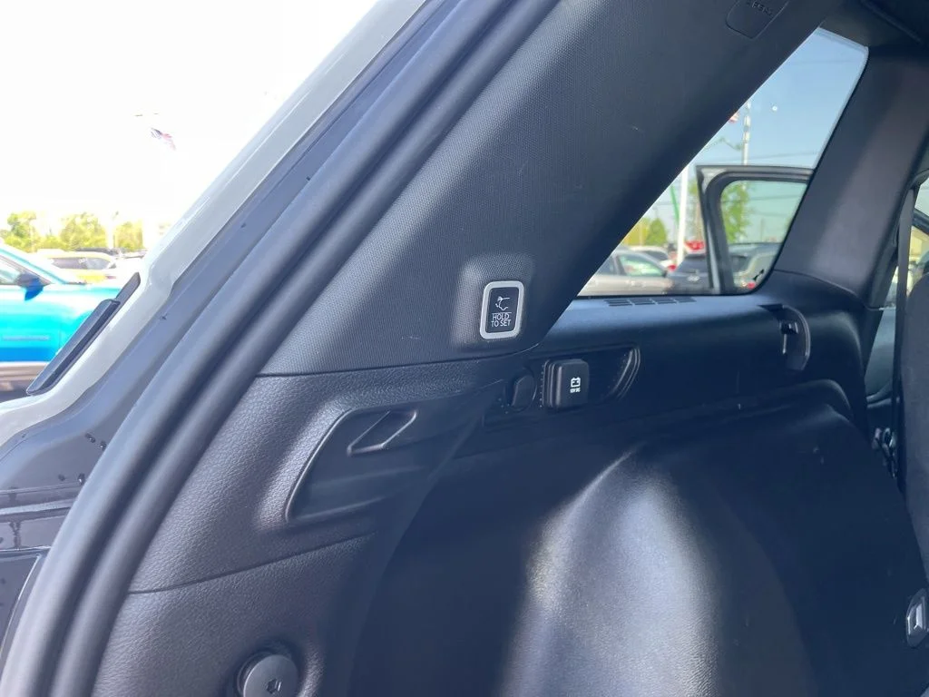 Used 2024 White Jeep Altitude image 33