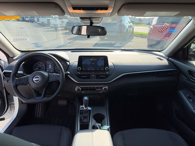 Used 2025 White Nissan 2.5 S image 18