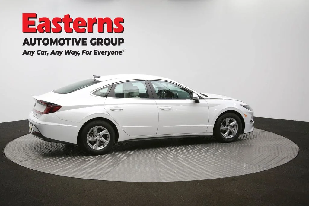 Used 2022 White Hyundai SE image 39