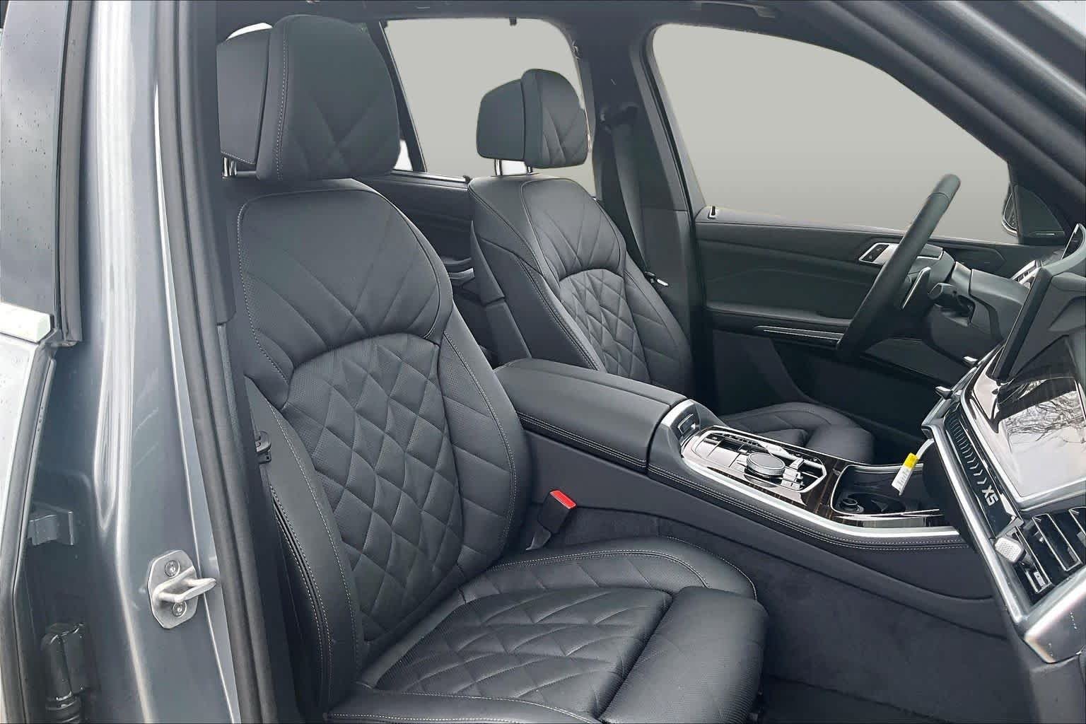 Used 2026 Skyscraper Grey Metallic BMW xDrive40i image 8
