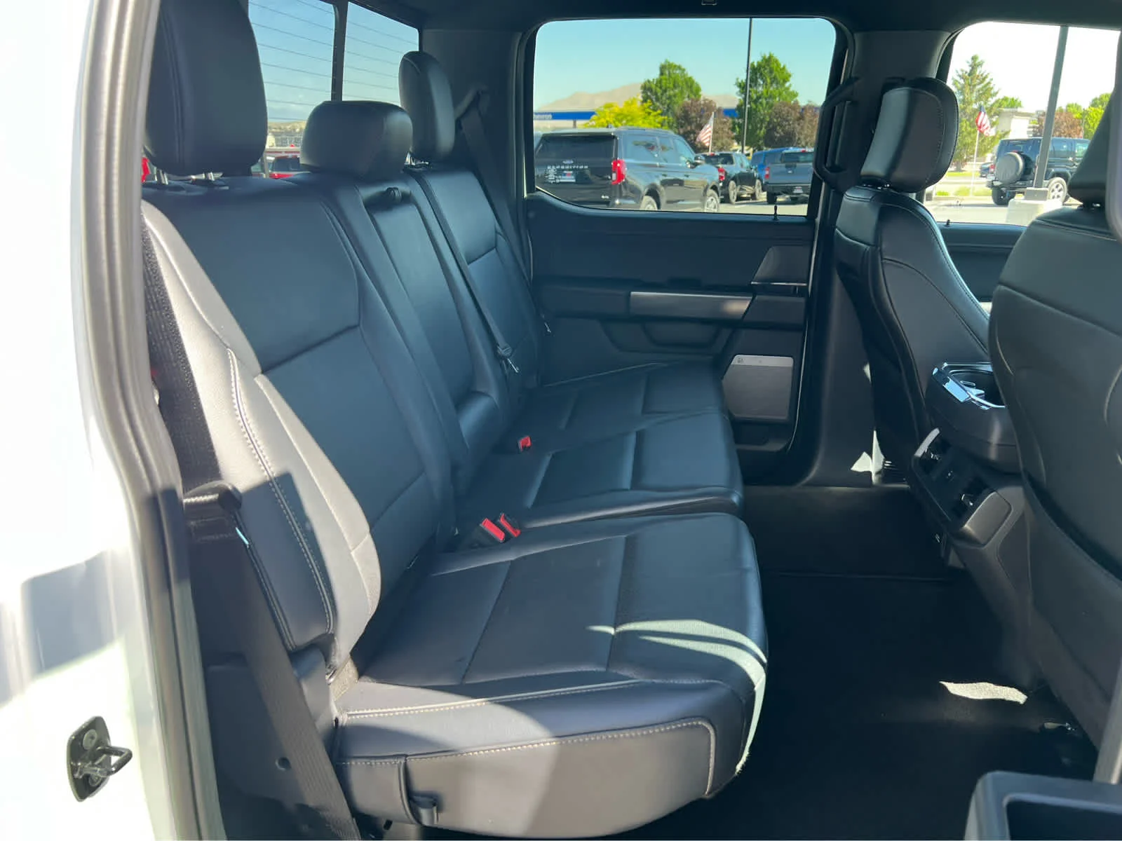 Certified Used 2025 Oxford White Clearcoat Ford LARIAT image 24