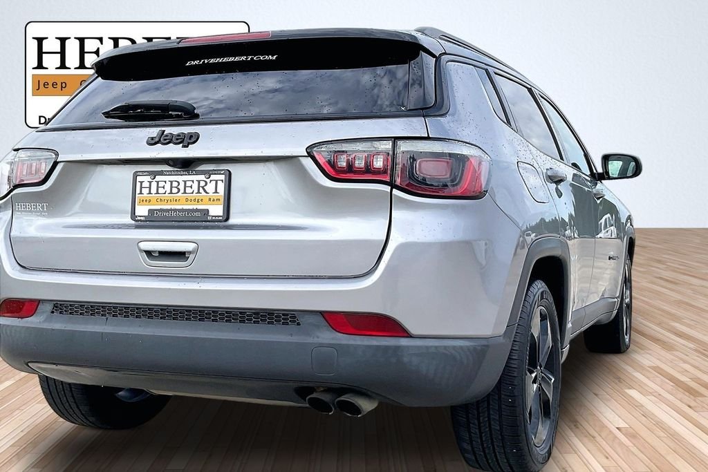 Used 2019 Silver Jeep Latitude image 11
