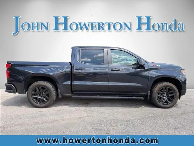 Used 2022  Chevrolet RST image 3