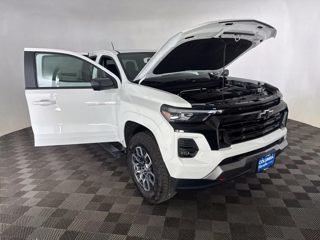 Used 2025 White Chevrolet Z71 image 13