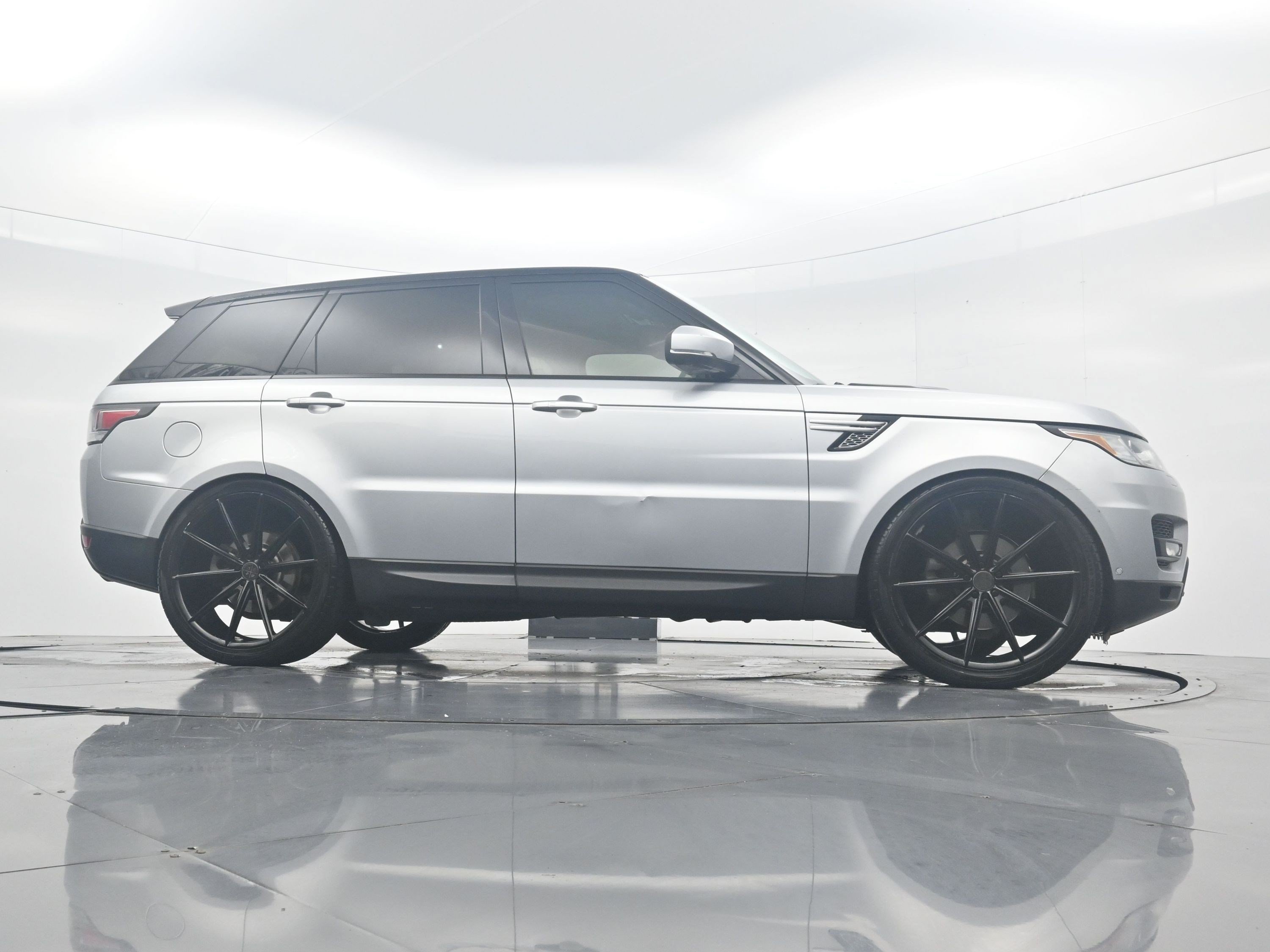 Used 2014 Causeway Gray Metallic Land Rover HSE image 29