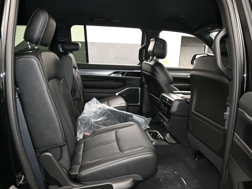 New 2026 High Gloss Black Exterior Paint Jeep Limited Altitude image 39