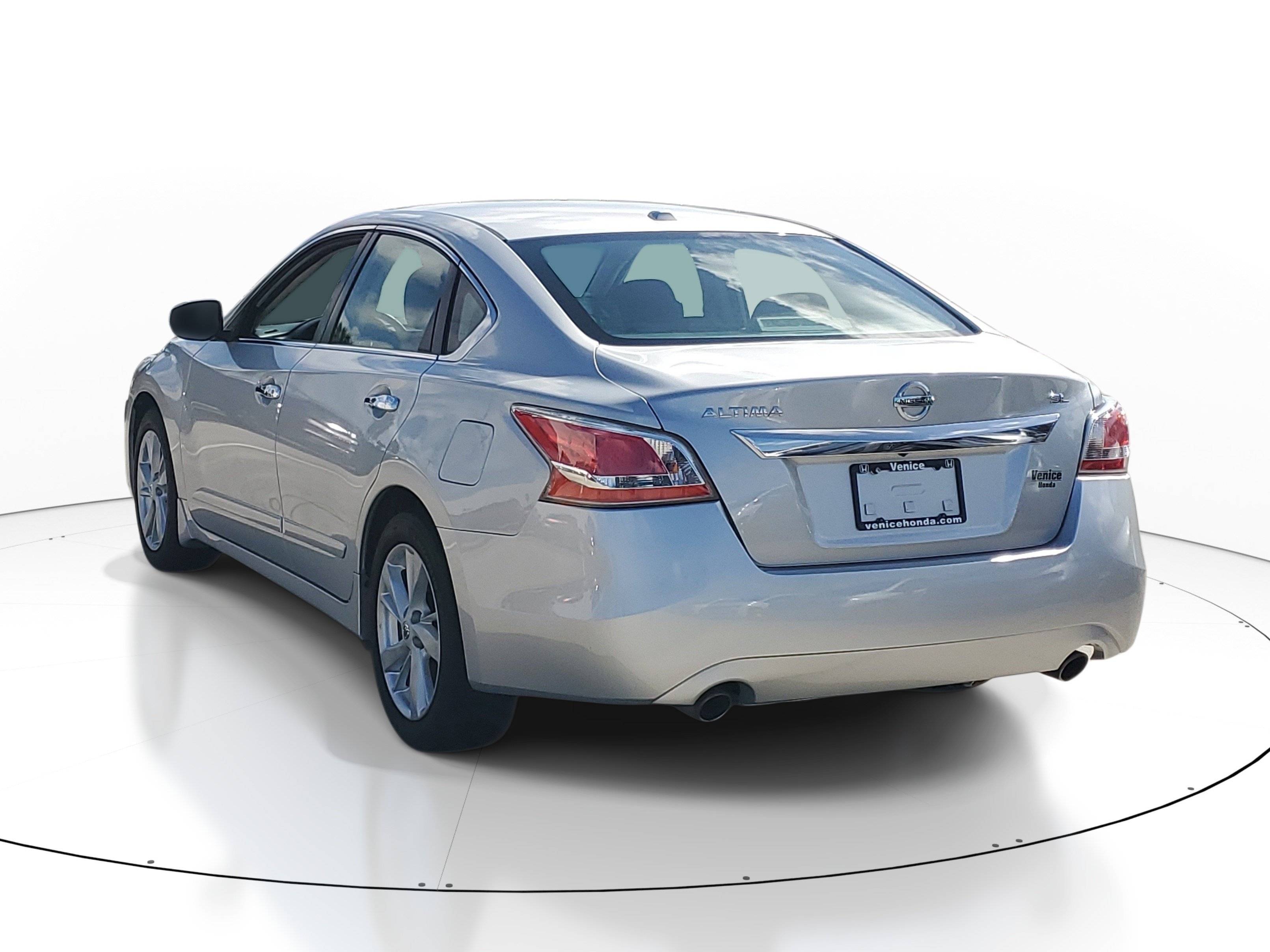 Used 2014 Brilliant Silver Metallic Nissan 2.5 SL image 3