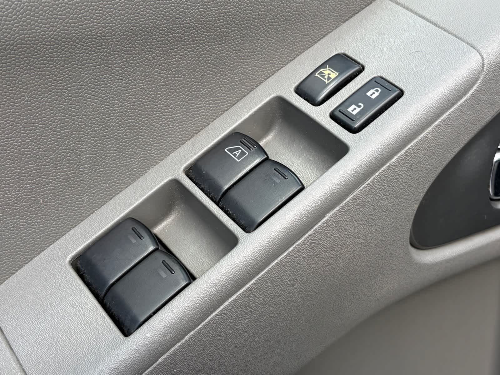 Used 2013 Glacier White Nissan SV image 6