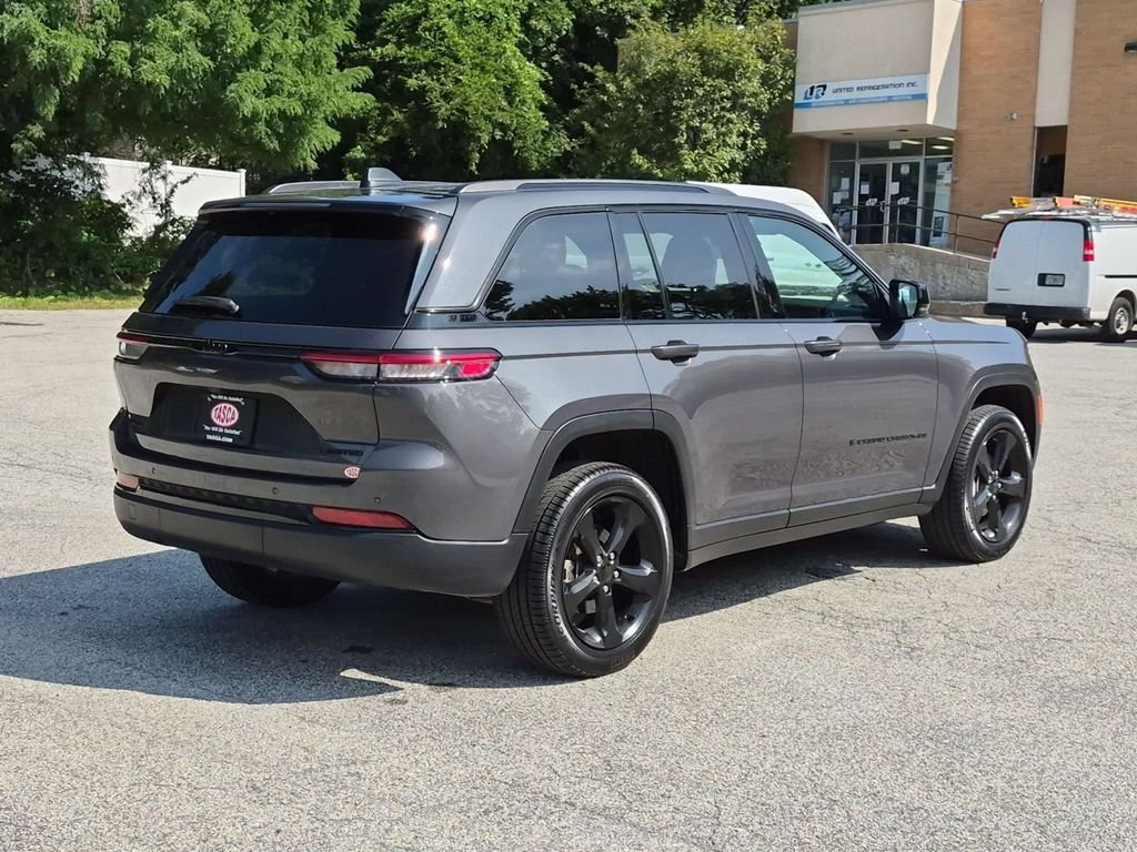 Used 2025 Gray Jeep Limited image 3