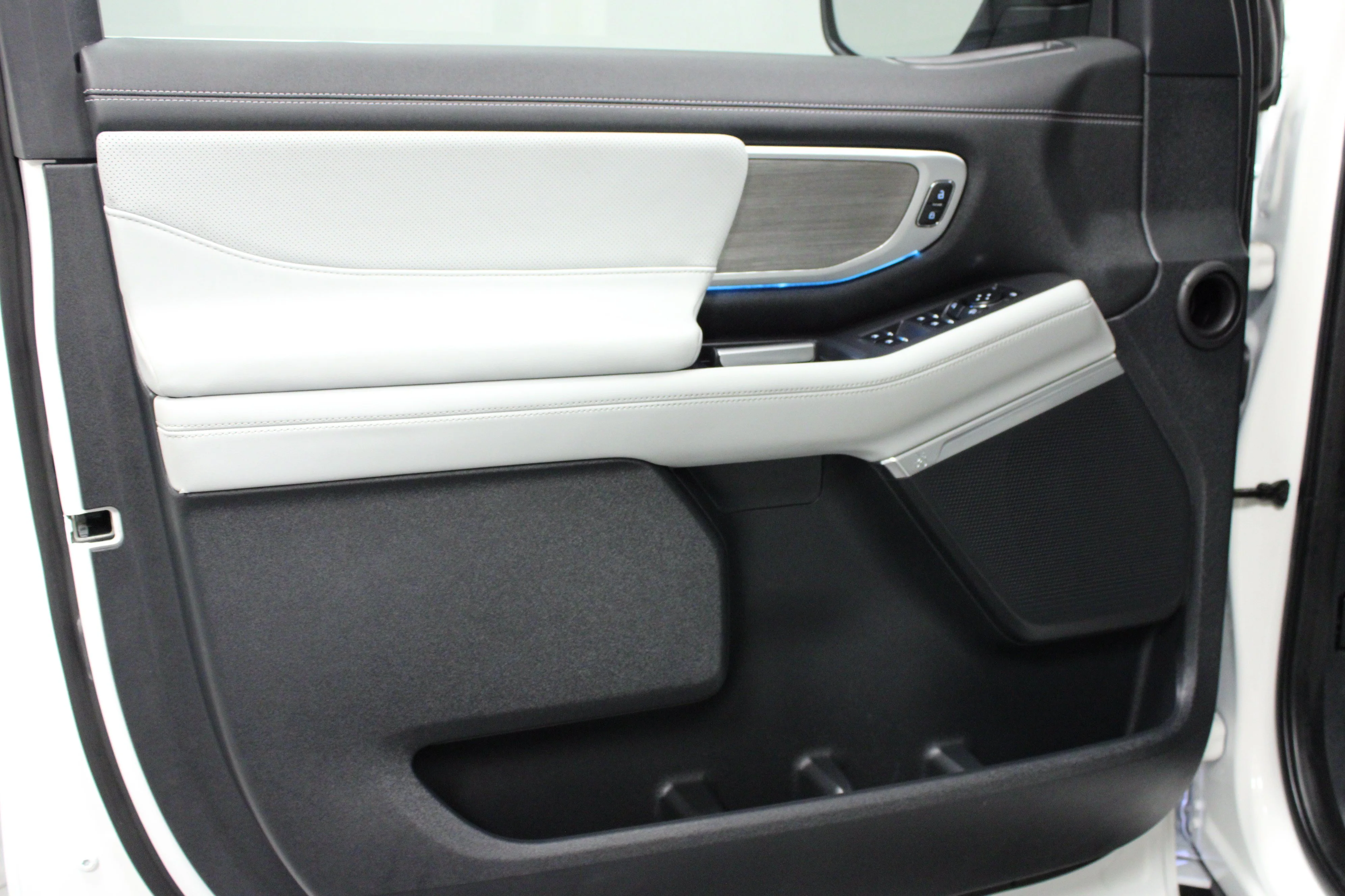 Used 2025 White Metallic Ford Platinum image 11