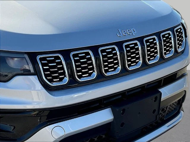 Used 2024 Silver Jeep Limited image 34