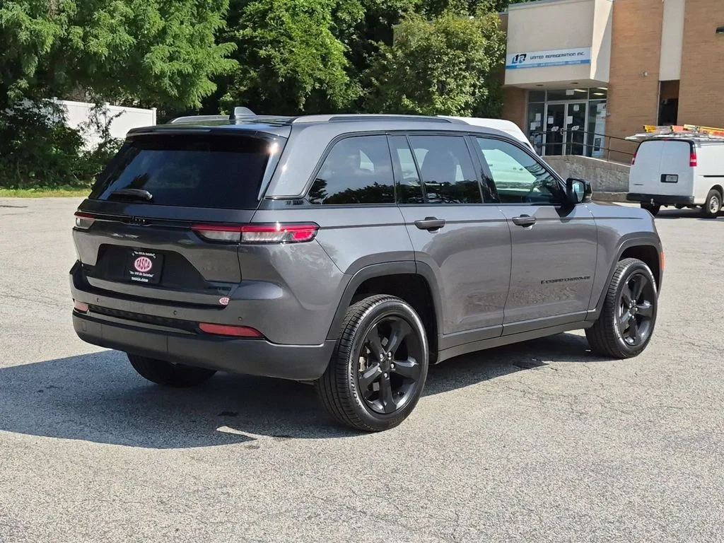 Used 2025 Gray Jeep Limited image 3