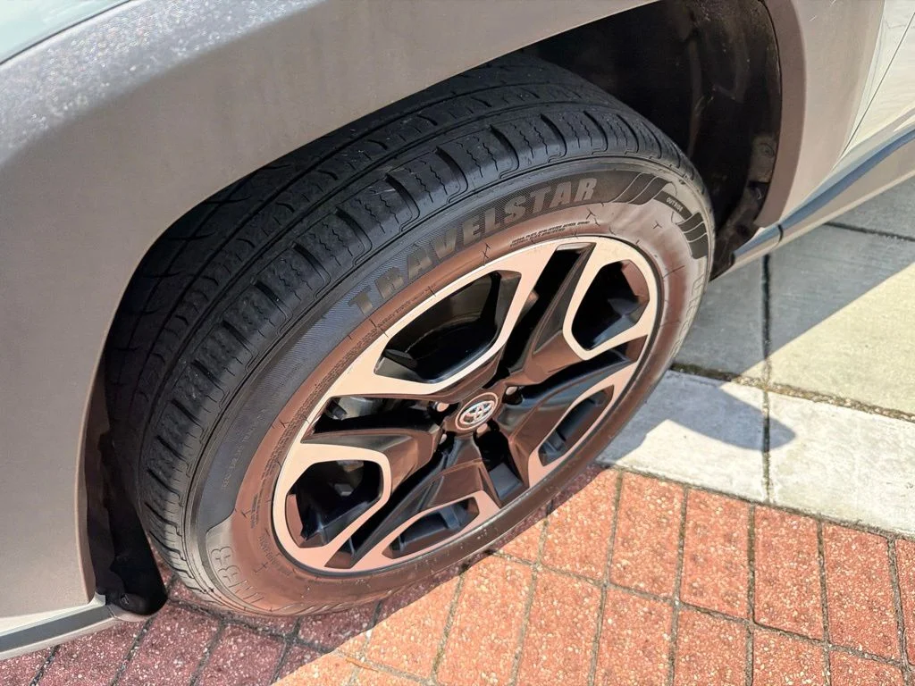 Used 2020  Toyota Adventure image 11