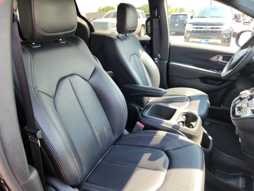 Used 2025 Diamond Black Crystal Pearlcoat Chrysler Select image 20
