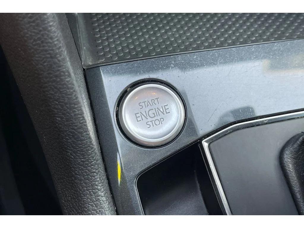 Used 2019 Platinum Gray Metallic Volkswagen SE image 34
