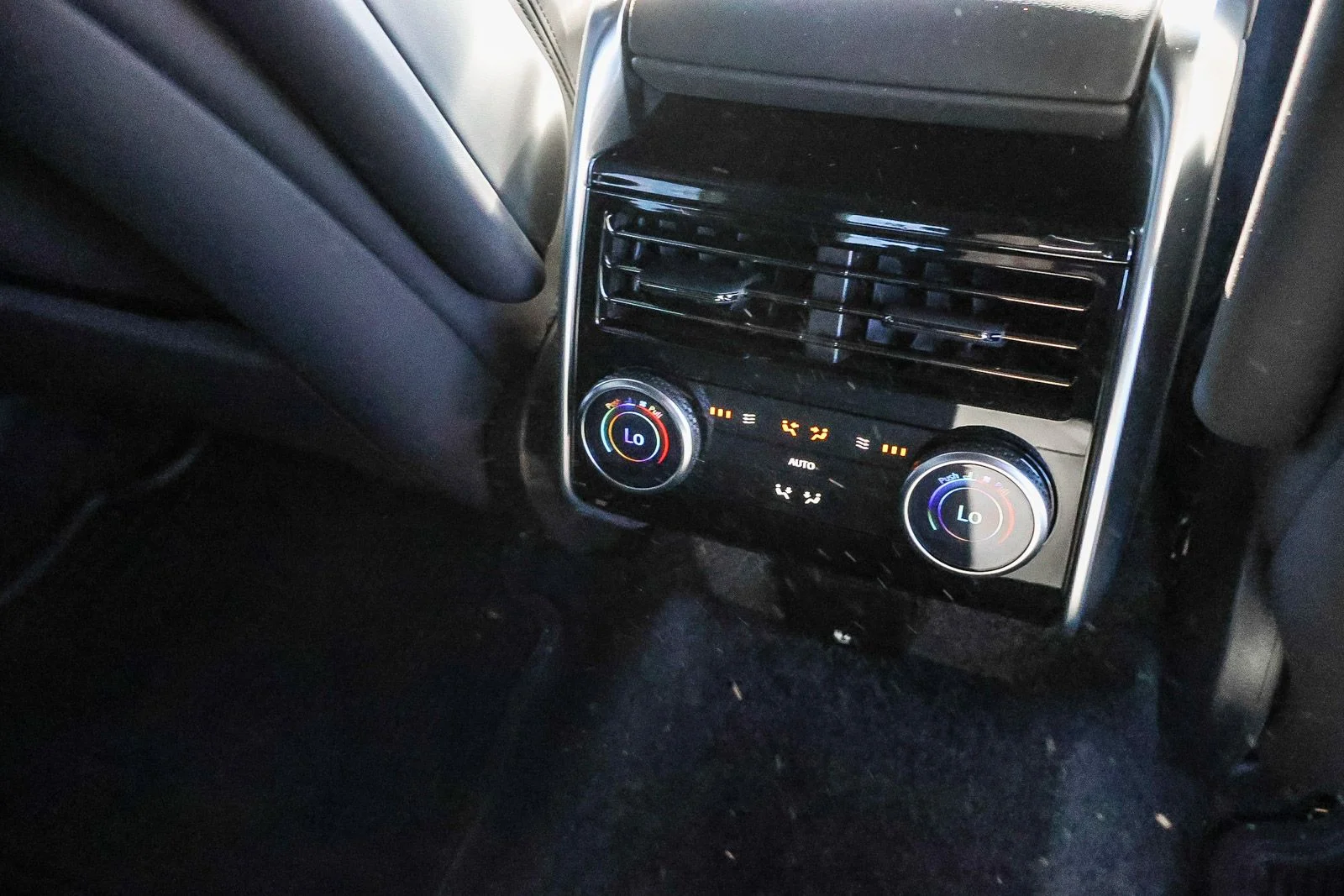 New 2026 Fuji White Land Rover SE image 22