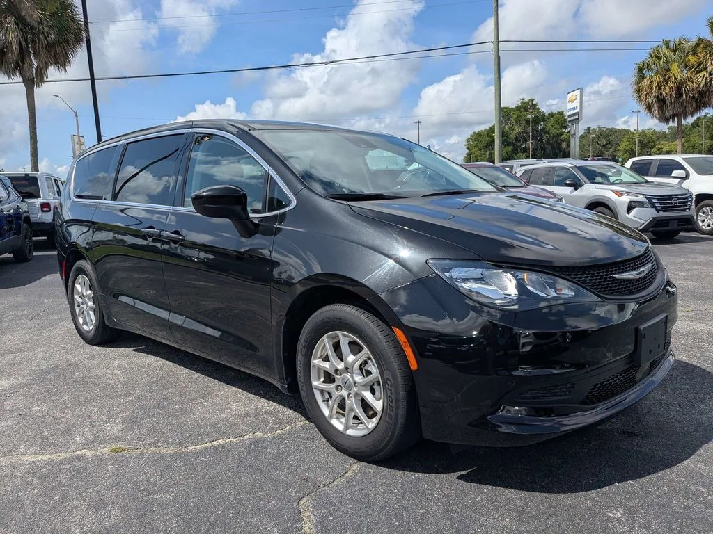 2023 Chrysler Voyager LX's photo