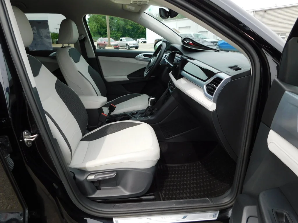Used 2025 Black Volkswagen 1.5T SE image 17