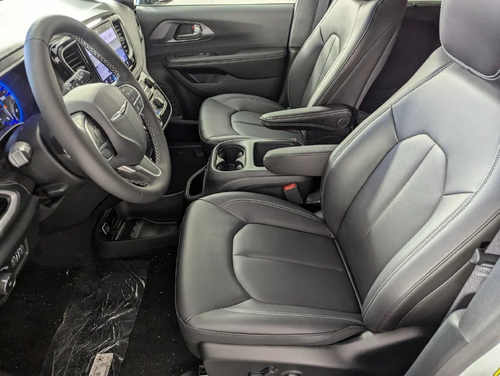 New 2026 Bright White Clear-Coat Exterior Paint Chrysler Select image 10