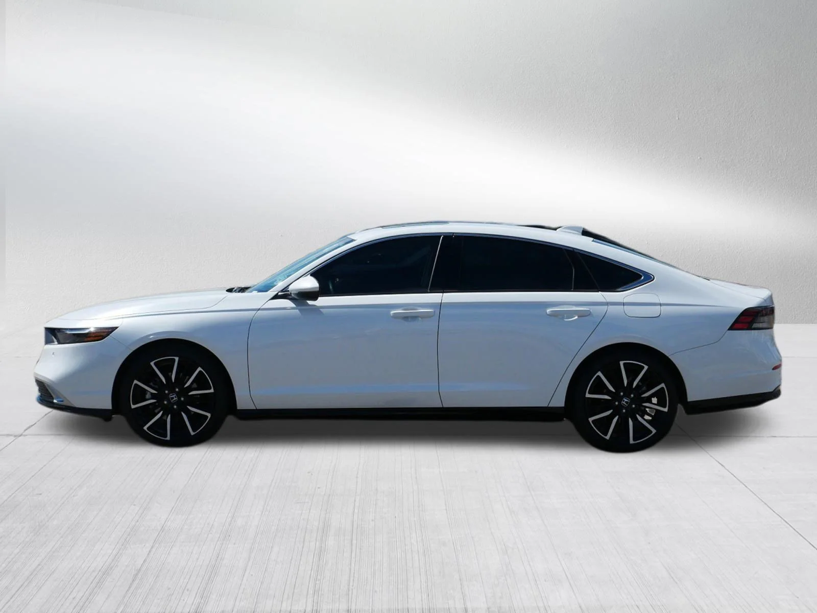 Used 2025 Platinum White Pearl Honda Touring image 4