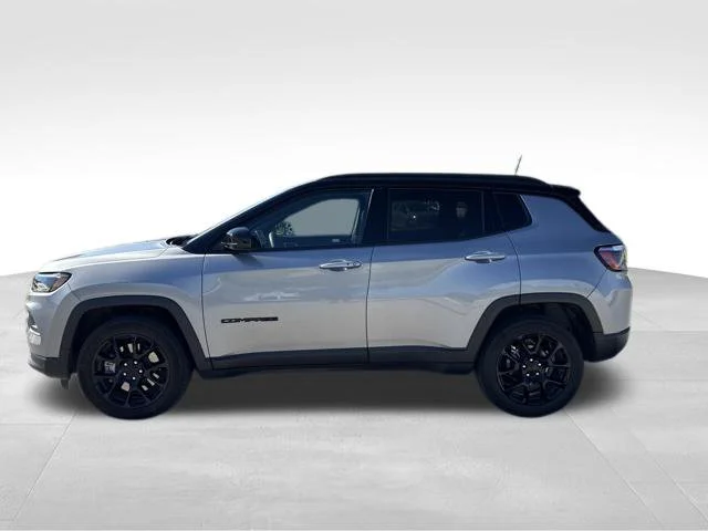Used 2024 Silver Jeep Latitude image 6
