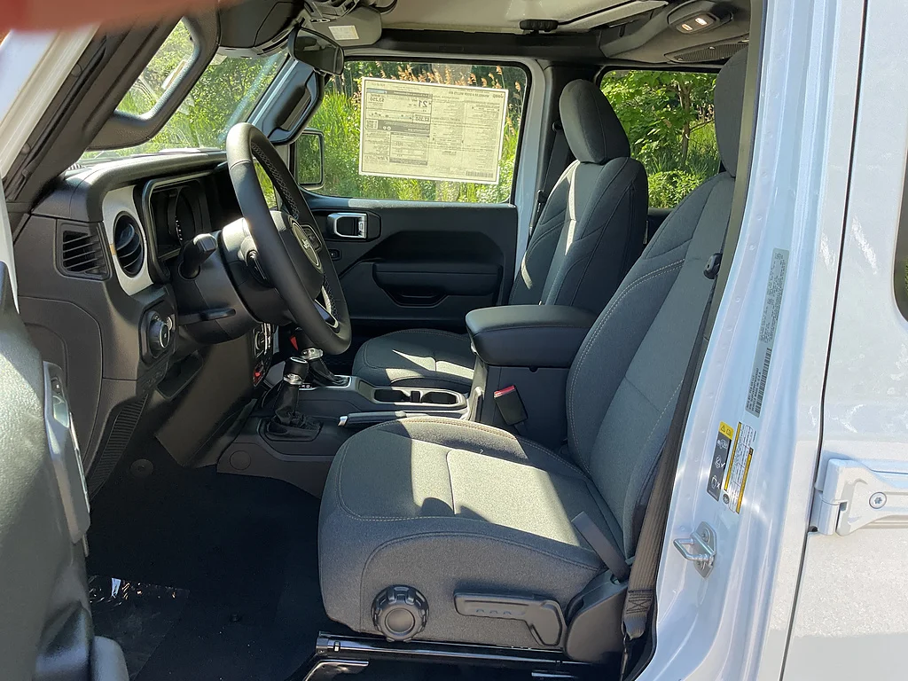 New 2026 Bright White Clearcoat Jeep 4-Door Willys 4x4 image 8