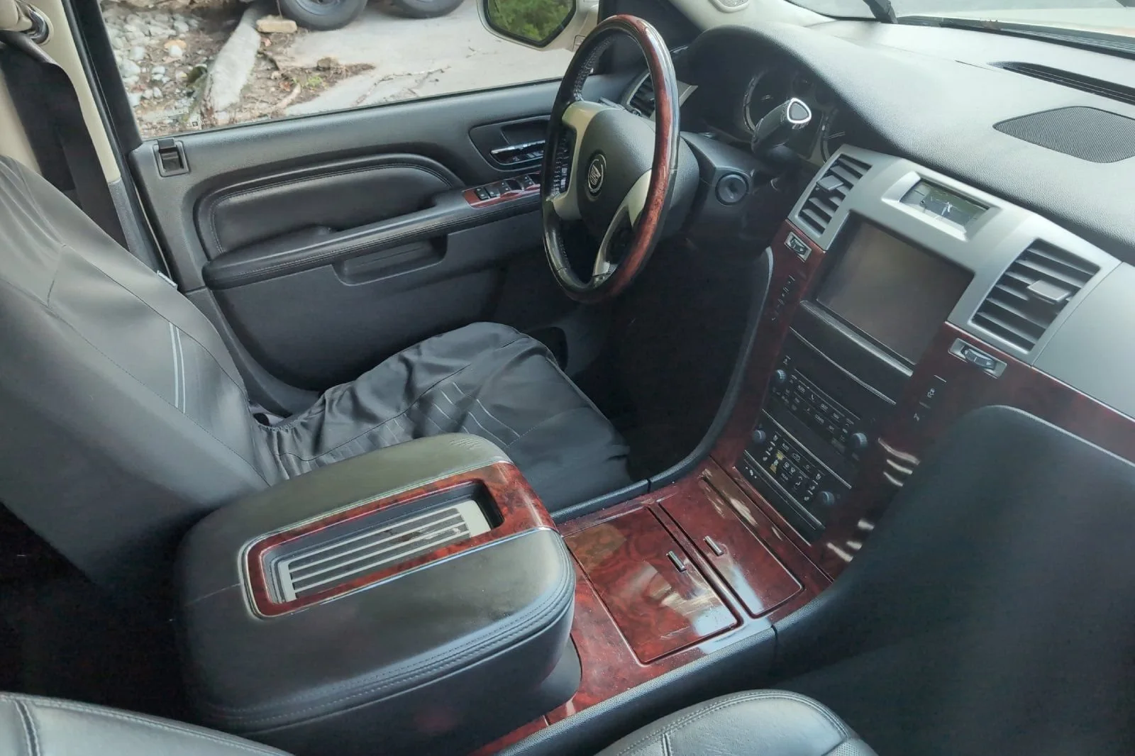Used 2014 SILVER COAST METALLIC Cadillac Luxury image 3