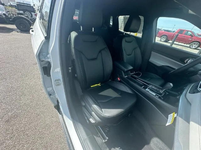 New 2026 Bright White Clear-Coat Exterior Paint Jeep Limited image 26
