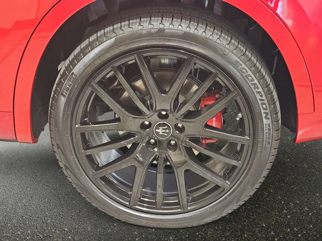 Used 2022 Red Maserati Modena image 34
