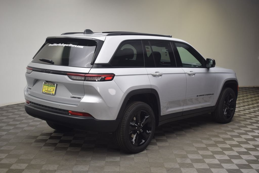 New 2025 Silver Zynith Exterior Paint Jeep Limited image 6