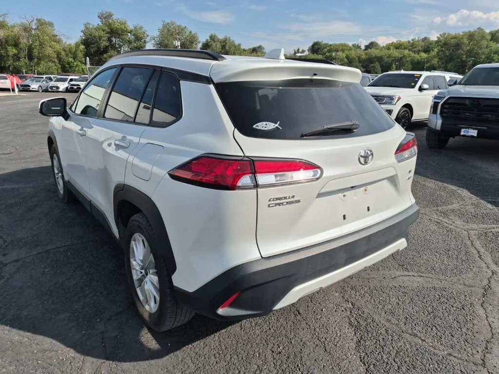 Used 2023 Pearl Toyota LE image 7