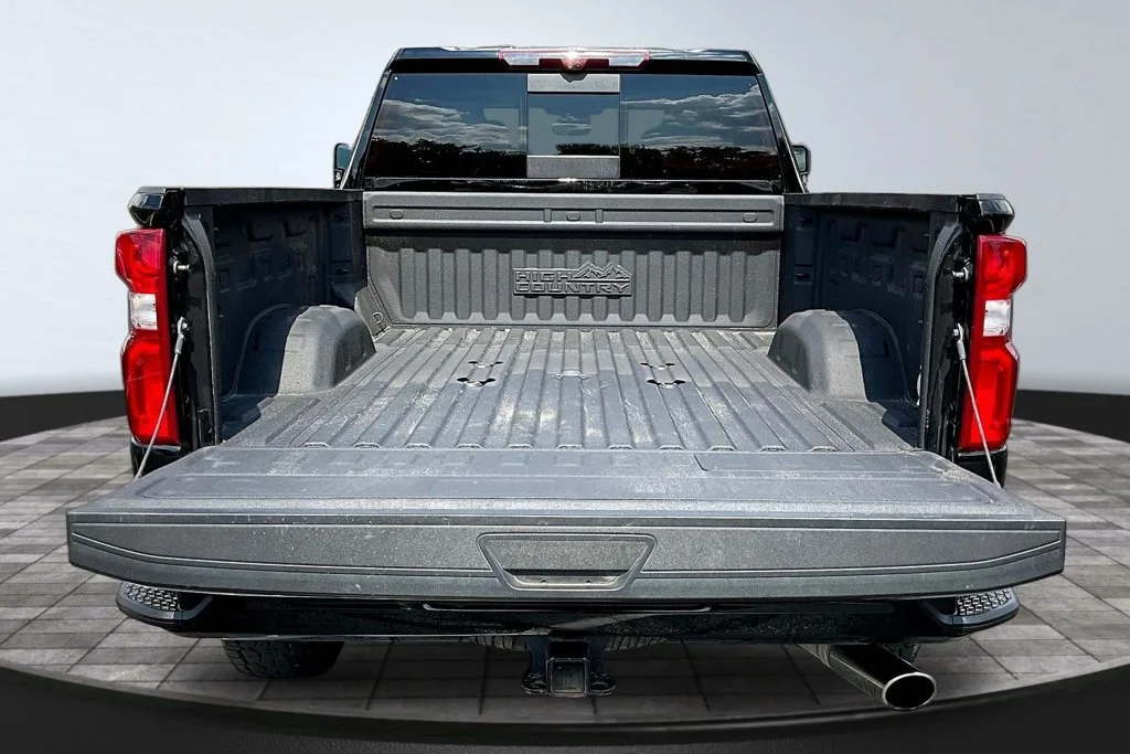 Used 2024 Black Chevrolet High Country image 7