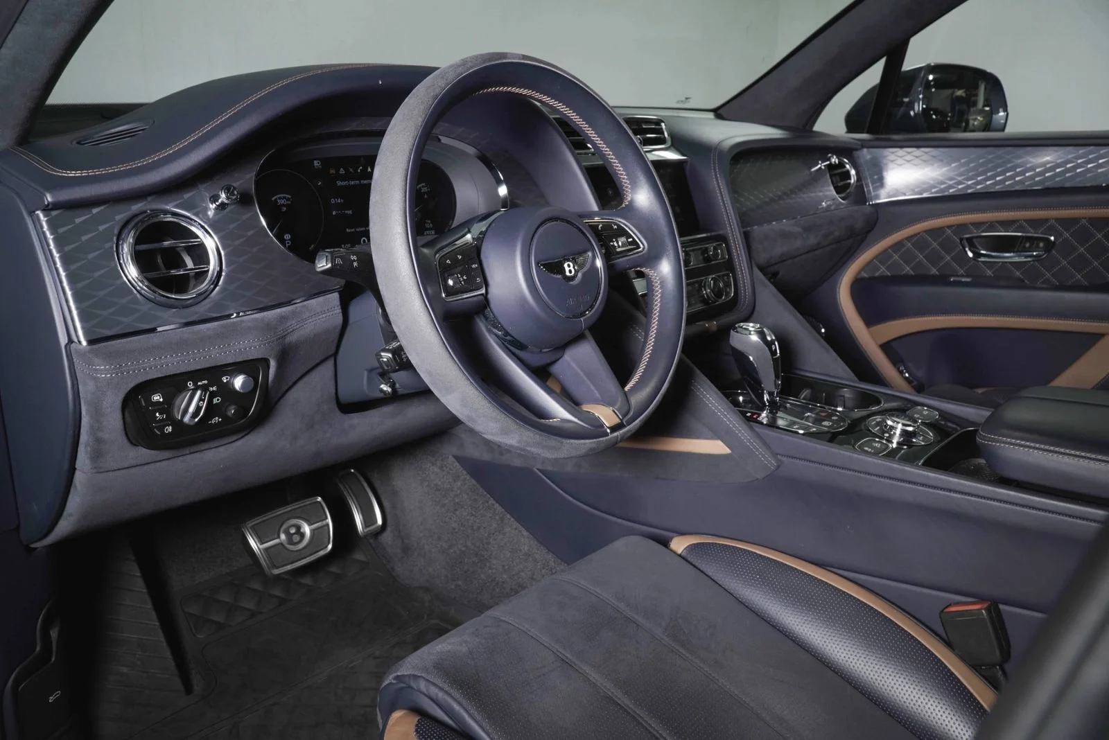 Used 2022  Bentley  image 14