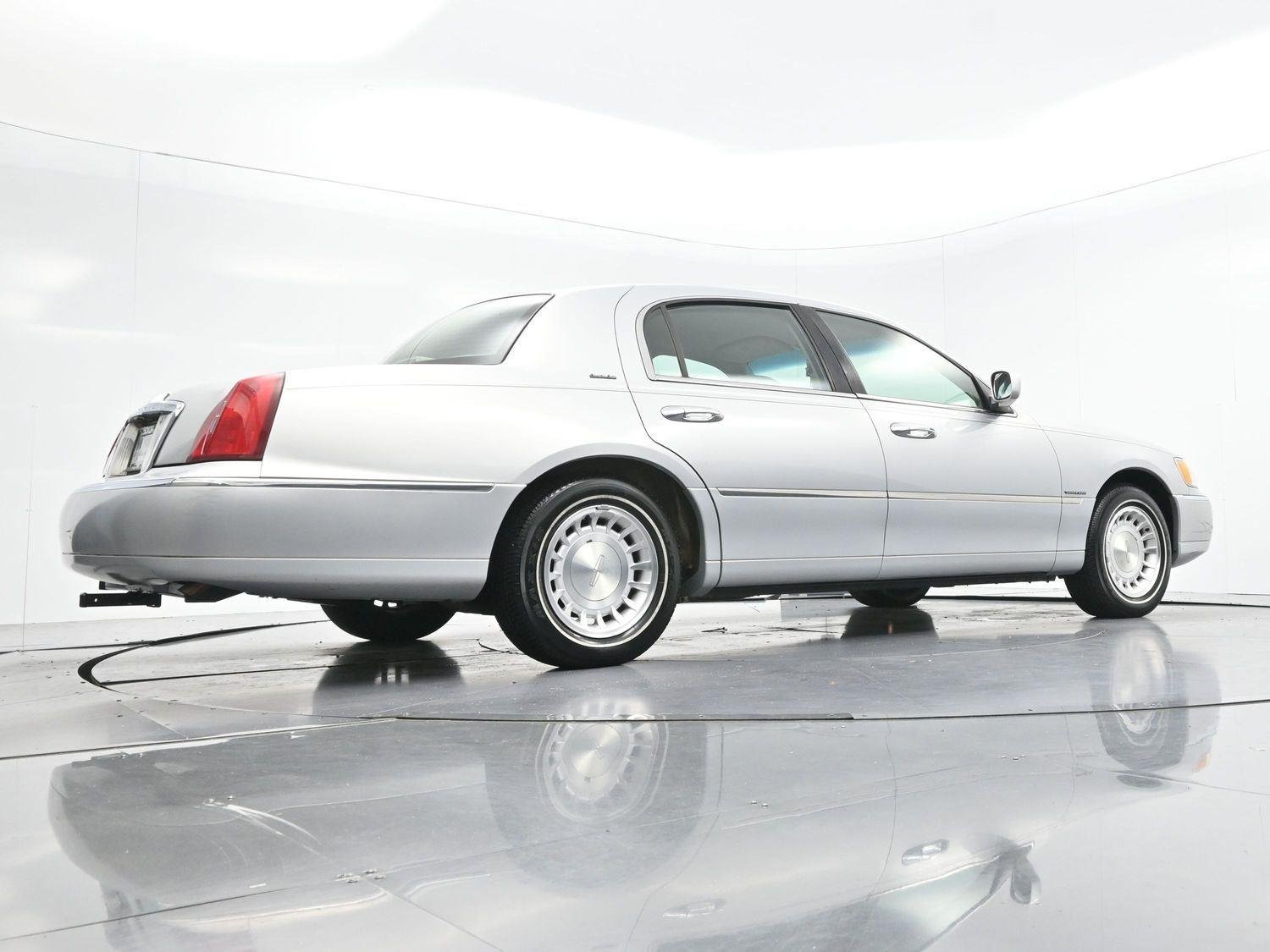 Used 2000  Lincoln Executive image 41