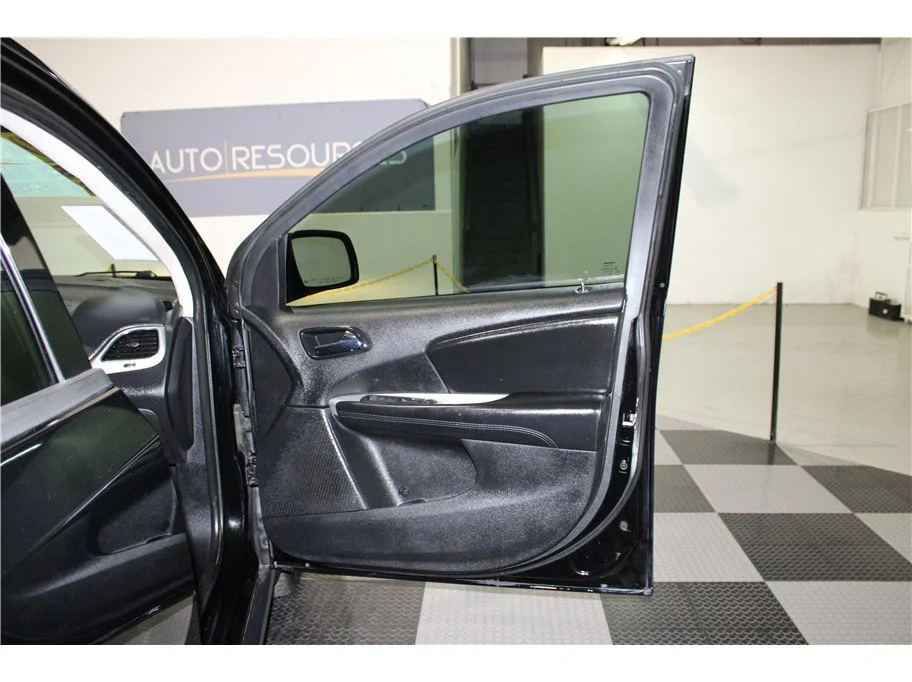 Used 2019 Pitch Black Clearcoat Dodge SE Value Pkg image 24