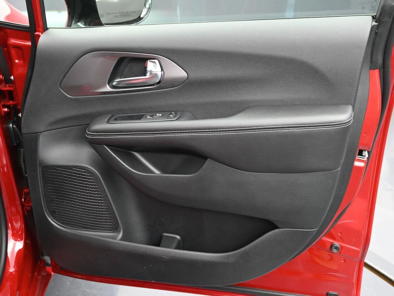 New 2026 Red Hot Pearl-Coat Exterior Paint Chrysler Select image 8