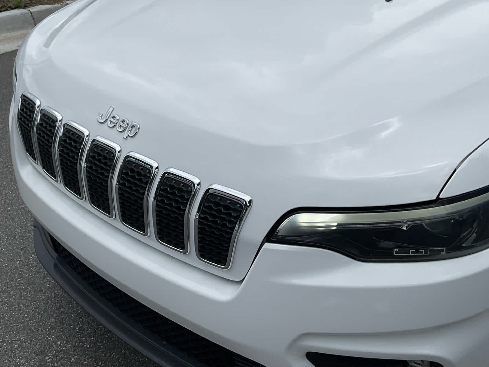 Used 2019 Bright White Clearcoat Jeep Latitude image 10