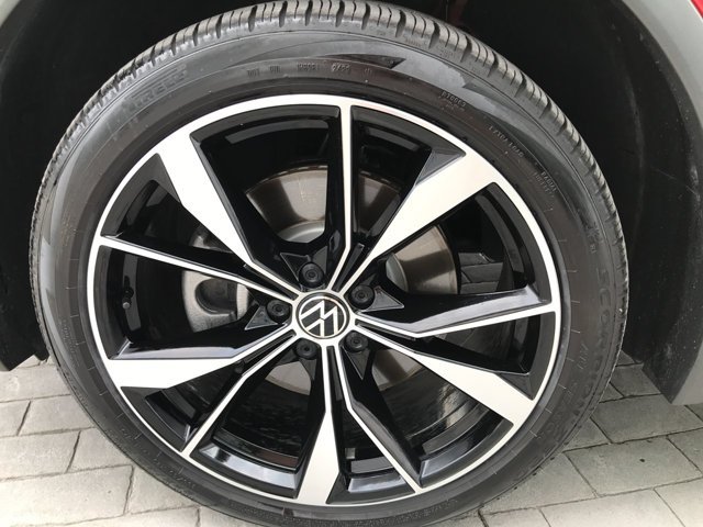 Used 2024 Kings Red Metallic Volkswagen SEL R-Line image 12