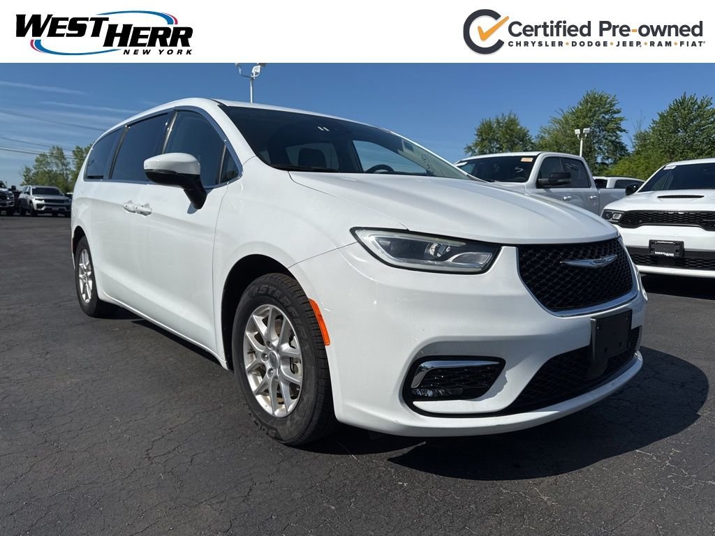 2023 Chrysler Pacifica Touring L's photo