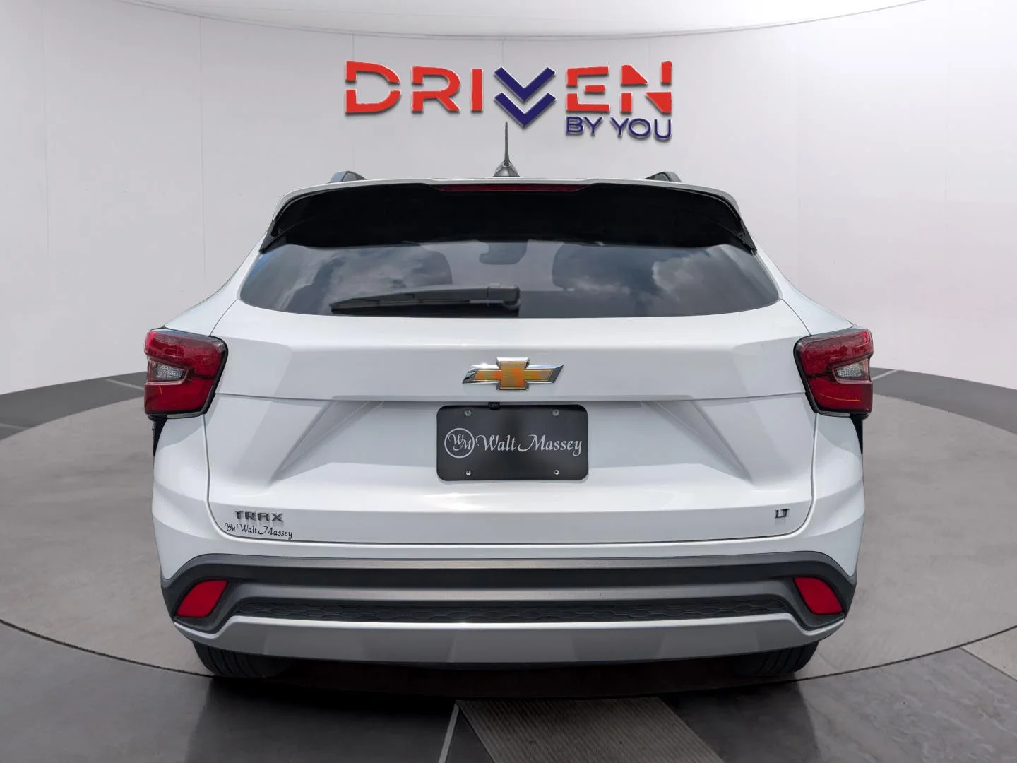 Used 2025 Summit White Chevrolet LT image 4