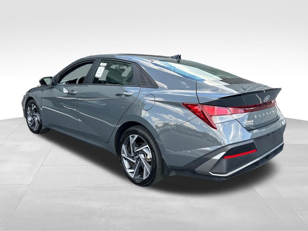 Used 2025 Gray Hyundai SEL Sport image 3