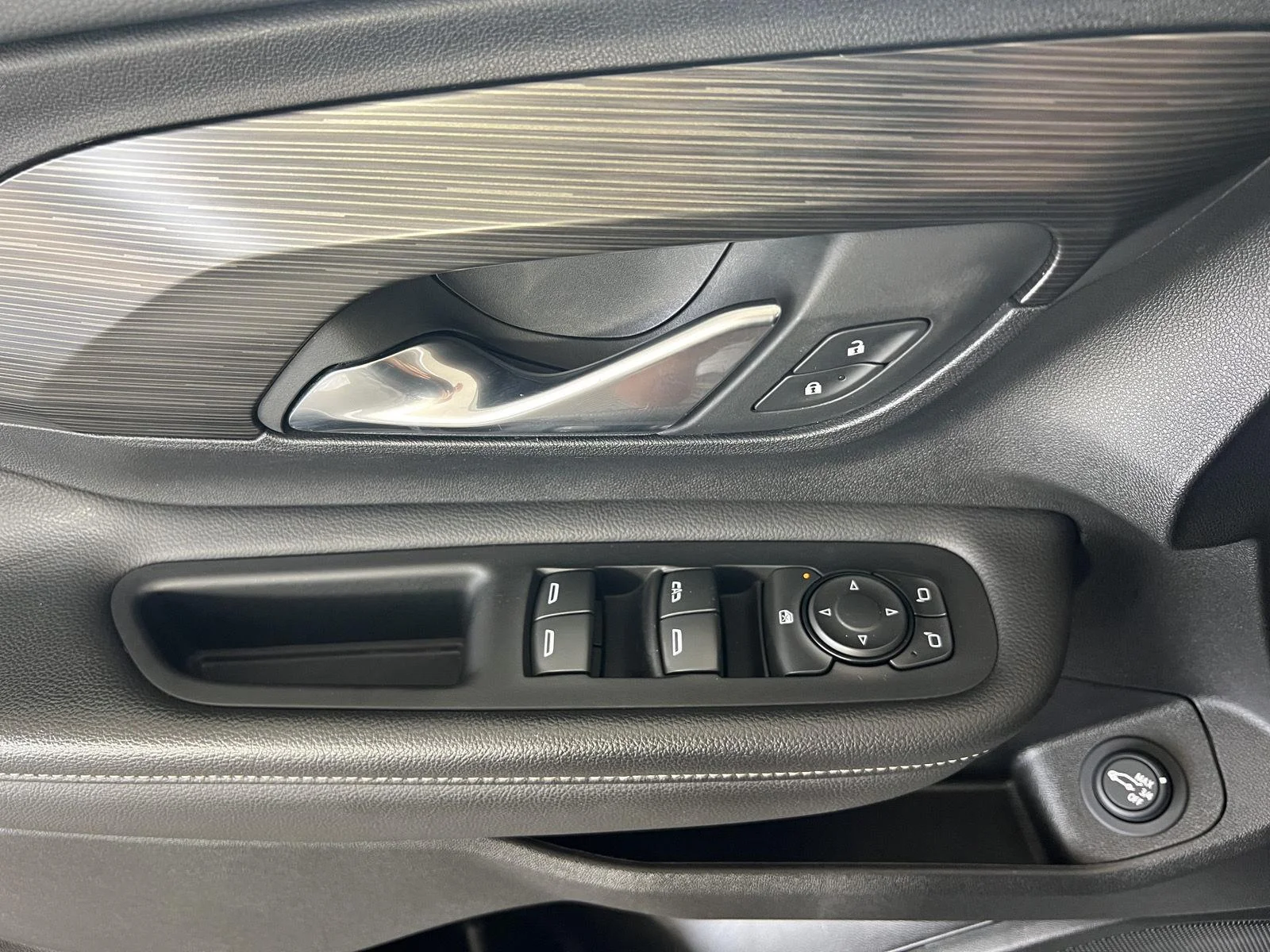 Used 2024 Summit White GMC SLE image 7