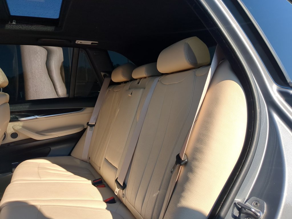 Used 2018 Silver BMW xDrive50i image 25