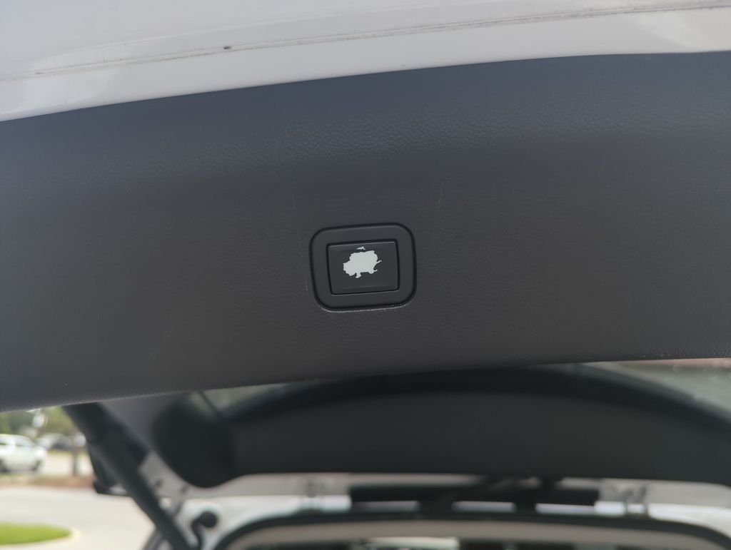 Used 2020 White Buick Avenir image 34