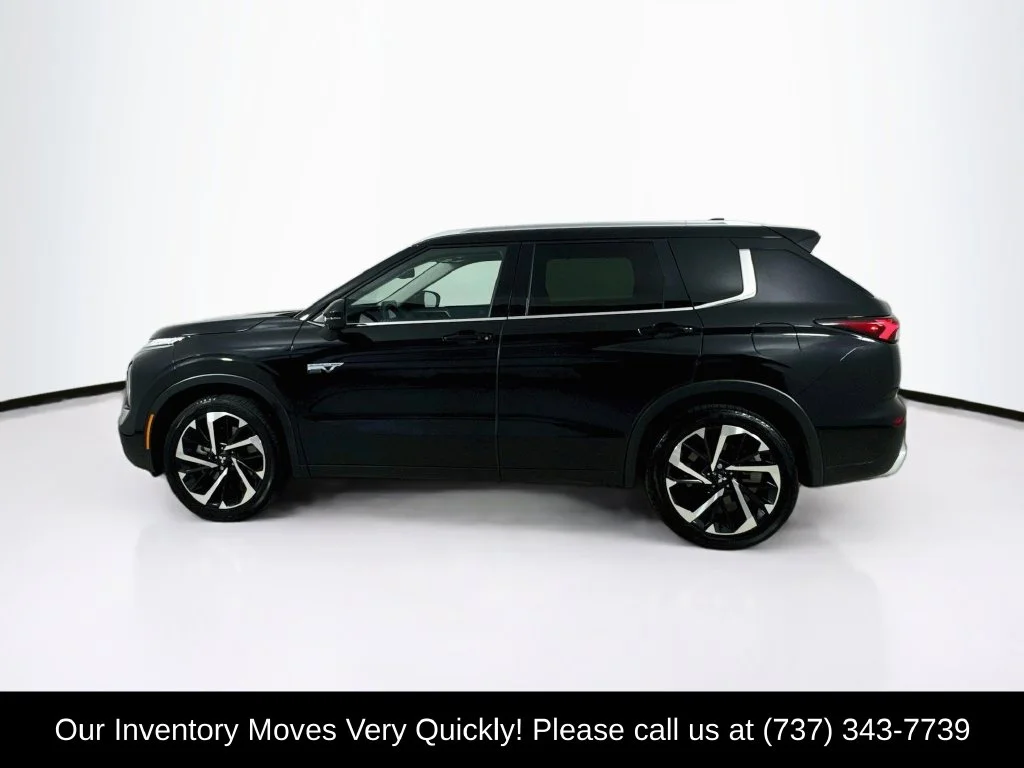 Used 2025 Labrador Black Pearl Mitsubishi SEL image 4