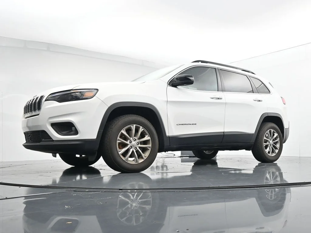 Used 2022 White Jeep Latitude Lux image 19