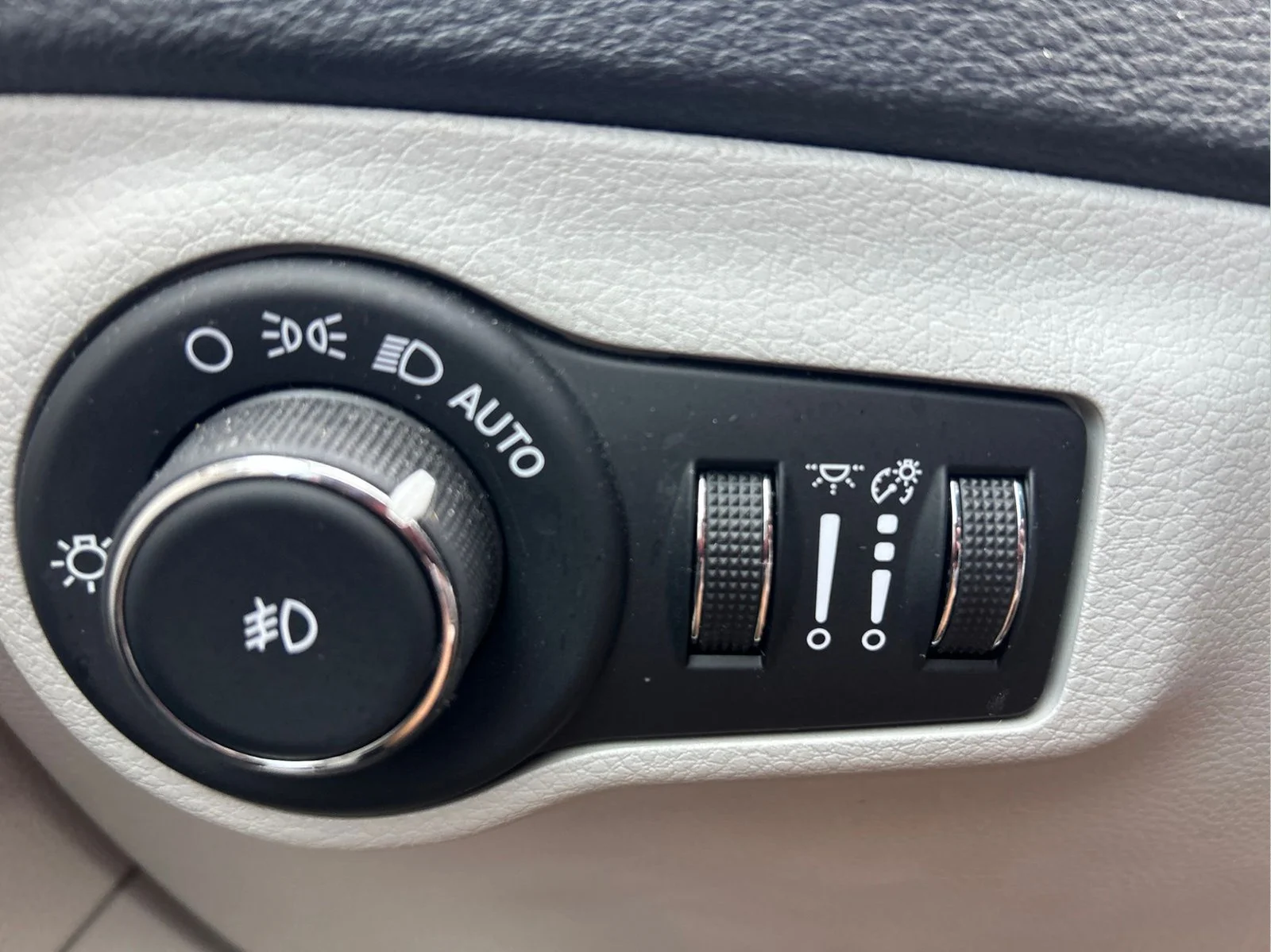Used 2020 White Clearcoat Jeep Latitude image 25